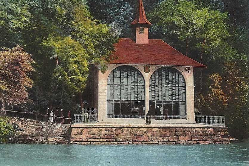 Carta postala cun fotografia colurada da la chaplutta da Tell al Lai dad Uri sper Sisikon (Uri), enturn il 1900