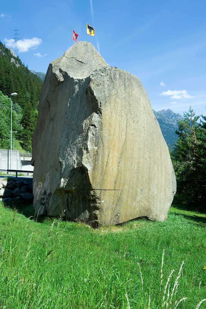 Il Crap dal Diavel legendar en ses nov lieu a Göschenen (Uri), nua ch’el ha stuì vegnir dischlocà l’onn 1973 en ina gronda acziun pervia da la construcziun da l’autostrada, 2011 © Christof Hirtler, Altdorf